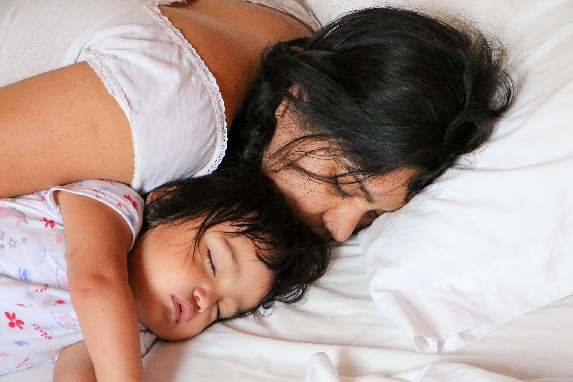 Spí vaše dítě s vámi v ložnici nebo v samostatném pokoji?